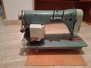 Máquina de coser Alfa antigua con mueble