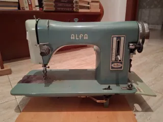 Máquina de coser Alfa antigua con mueble