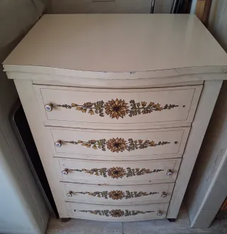 Máquina de coser Alfa antigua con mueble