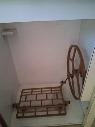 Máquina de coser Alfa antigua con mueble