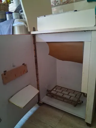 Máquina de coser Alfa antigua con mueble