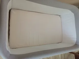 Cuna de bebé con ruedas