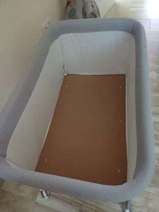 Cuna de bebé con ruedas