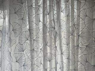 Cortinas blancas con estampado de hojas a estrenar