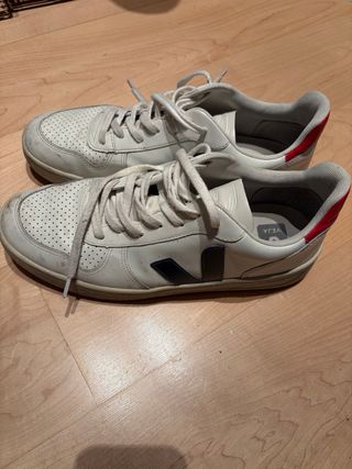 Zapatillas Veja Blancas y Rojas Hombre