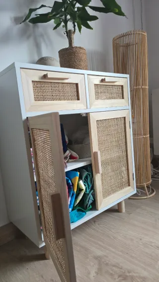 Mueble de madera y ratán.