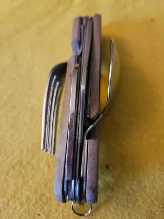 Coltellino multiuso con forchetta e cucchiaio