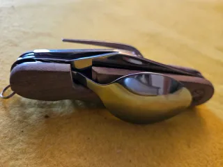 Coltellino multiuso con forchetta e cucchiaio