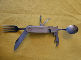 Coltellino multiuso con forchetta e cucchiaio