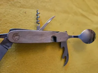 Coltellino multiuso con forchetta e cucchiaio