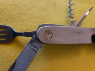 Coltellino multiuso con forchetta e cucchiaio