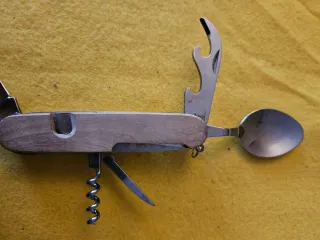 Coltellino multiuso con forchetta e cucchiaio