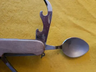 Coltellino multiuso con forchetta e cucchiaio