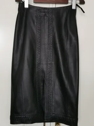 Falda de cuero negra con detalle trenzado