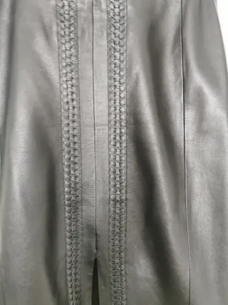 Falda de cuero negra con detalle trenzado