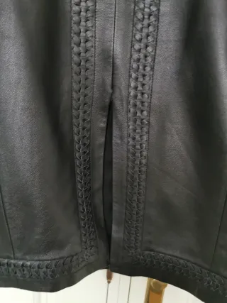 Falda de cuero negra con detalle trenzado