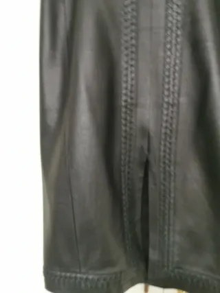 Falda de cuero negra con detalle trenzado