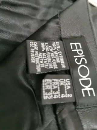 Falda de cuero negra con detalle trenzado