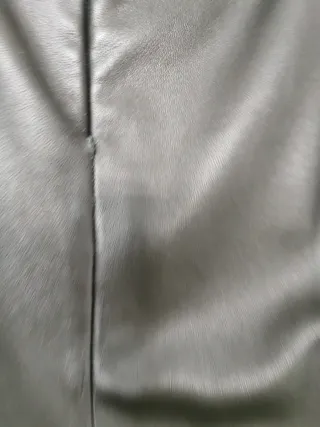 Falda de cuero negra con detalle trenzado