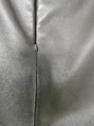 Falda de cuero negra con detalle trenzado