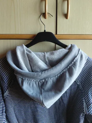 Felpa ragazzo a righe grigio/blu cappuccio