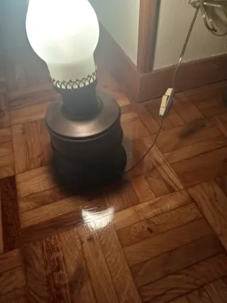 Lámpara de mesa antigua de madera y cristal