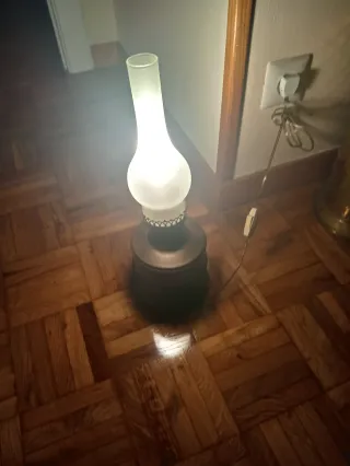 Lámpara de mesa antigua de madera y cristal