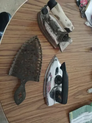 2 Planchas antiguas y soporte