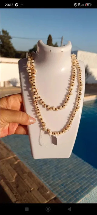 Collar beige y dorado