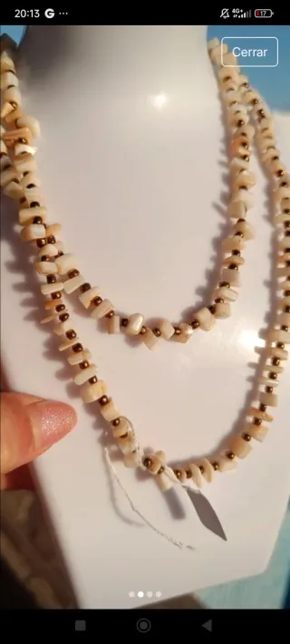 Collar beige y dorado