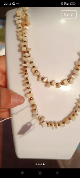 Collar beige y dorado