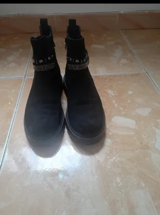 Botas de invierno negras con adornos