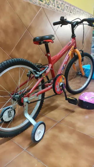 Bicicleta infantil 20" con ruedines y casco