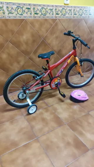 Bicicleta infantil 20" con ruedines y casco