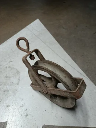 Carrucha o polea antigua de metal