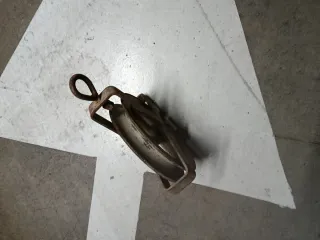 Carrucha o polea antigua de metal