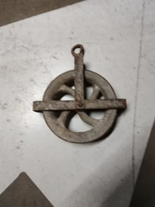 Carrucha o polea antigua de metal