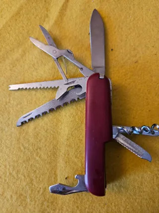 Coltellino multiuso con accessori