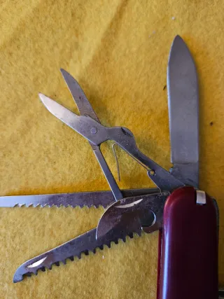 Coltellino multiuso con accessori