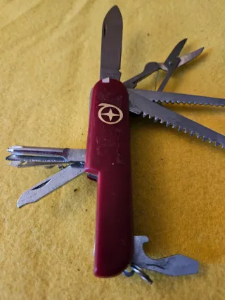 Coltellino multiuso con accessori