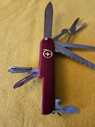 Coltellino multiuso con accessori