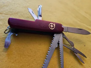 Coltellino multiuso con accessori