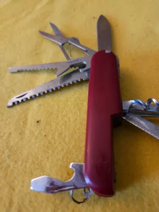 Coltellino multiuso con accessori