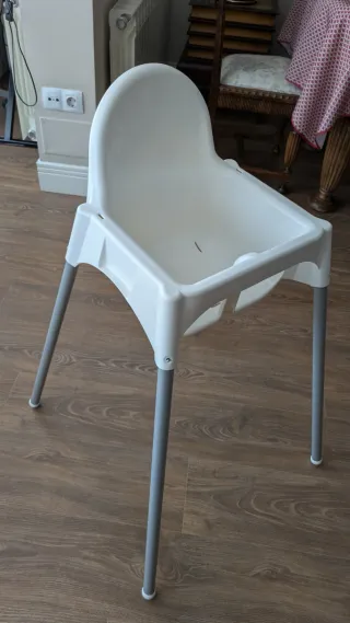 Trona blanca para bebé