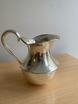 Jarra y bandeja decorativa metal plateado