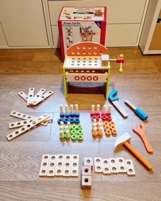 Banco de madera de juguete con herramientas
