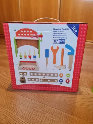 Banco de madera de juguete con herramientas
