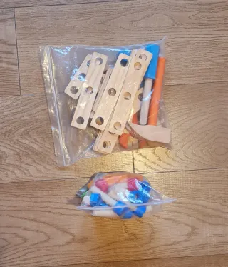 Banco de madera de juguete con herramientas