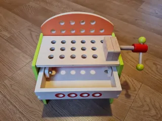 Banco de madera de juguete con herramientas