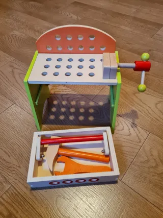 Banco de madera de juguete con herramientas